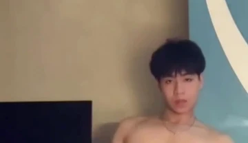 Nhóc hocsinh HN dâm đãng vừa đi học về là cởi đồ ra sục rồi tự liếm tinh luôn