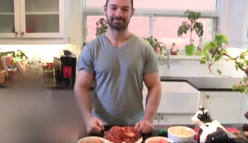 Muscular hottie Alexandre masturbates well after being naked