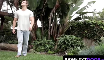 Muscle gay Leo Luckett spitroasted during bareback threeway with Lance Ford