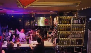 Gay in bar vid
